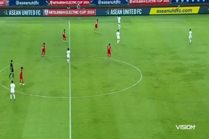 Kartu Merah Ferrari Bikin Hasil Pertandingan Indonesia vs Filipina Berakhir Imbang Tanpa Gol

Pertandingan sengit antara Timnas Indonesia dan Filipina berakhir dengan hasil imbang 0-0. Namun, yang menarik perhatian adalah kartu merah yang diberikan kepada Muhammad Ferrari di menit akhir pertandingan. Skor imbang ini menunjukkan bahwa kedua tim memiliki performa yang seimbang dan tidak ada yang mampu mencetak gol. Namun, aksi Ferrari yang mendapat kartu merah membuat hasil pertandingan ini menjadi unik dan menarik untuk diperbincangkan.