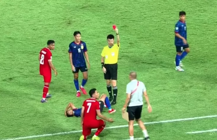 Marselino Ferdinan Dilarang Bermain di Laga Berikutnya, Netizen Khawatir Timnas Indonesia akan Kehilangan Pemain Andalannya saat Menghadapi Vietnam.
