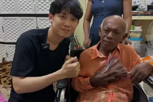 Selebgram Willie Salim Berikan Pak Tarno Uang Tunai Rp50 Juta, Tangisannya Tak Terbendung