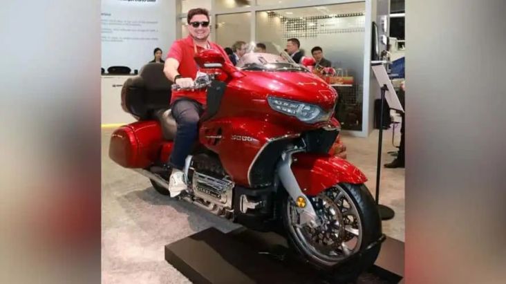 "Motor 8 Silinder Buatan Cina Siap Bersaing dengan Honda Gold Wing"