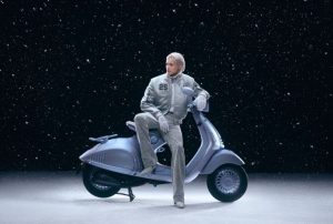 “Vespa 946 Edisi Ular: Gabungan Keren Antara Es dan Tahun Ular”