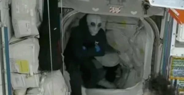 Astronot di ISS Ternyata Tidak Seorang Diri, Alien Turut Serta Menemani Kembalinya ke Bumi