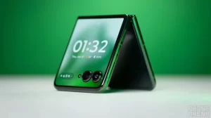 “Motorola Razr Plus 2025, Ponsel Lipat Berteknologi Kayu Siap Memukau Pasar”