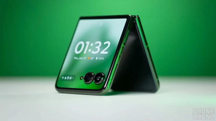 "Motorola Razr Plus 2025, Ponsel Lipat Berbahan Kayu Siap Menggebrak Pasar!"