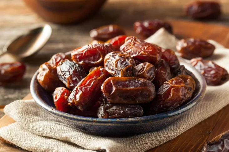 "Perang Manis di Meja Takjil: Kurma Alami vs. Kurma Gula, Siapa yang Keluar Sebagai Pemenang?"