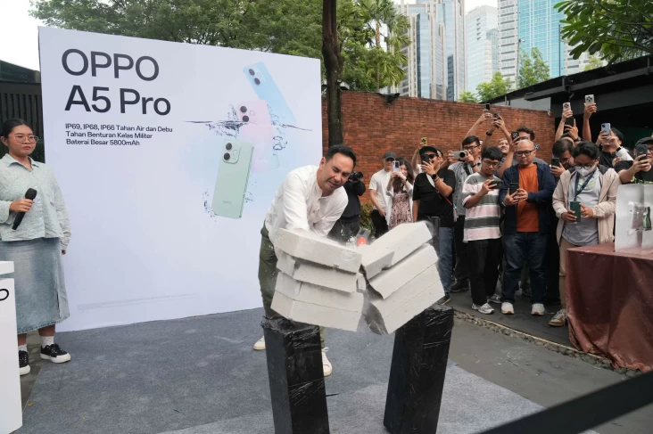 "Uji Ketahanan Ekstrem Oppo A5 Pro: Tidak Hanya Air, Tapi Juga Benturan dan Suhu!"