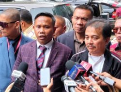 Roy Suryo Dicekal Keluar Negeri, Ia Hanya Tersenyum