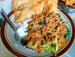 Tiga Nasi Pecel Favorit Warga Surabaya: Rasa Lezat, Harga Terjangkau, dan Porsi Mengenyangkan!