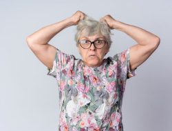 Cara Mengatasi Rambut Rontok Saat Menopause dengan Cara Aman dan Efektif