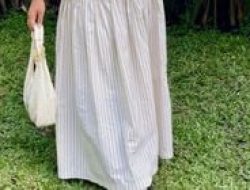 Pakai Rok Rempel dengan Gaya Chic dan Kekinian