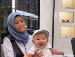 7 Foto Kedekatan Arash dan Pengasuhnya