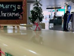 Tongkat Santa Jemput Pemudik Natal di Bandara Pattimura Ambon