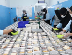 Kisah Dapur MBG Karangasem yang Menggerakkan Relawan Beragam Latar