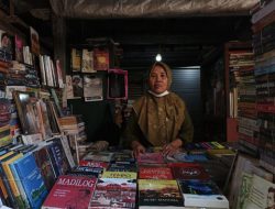 Sri Winarti: Penjaga Literasi di Warung Buku Bekas Surakarta