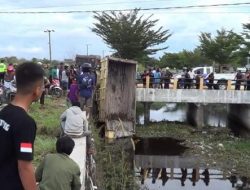 Situasi Evakuasi Truk Terguling di Irigasi Sungai Raya HSS Kalsel Jadi Perhatian Warga