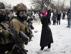 Warga Minneapolis bersatu melawan agen imigrasi dengan saling jaga tetangga