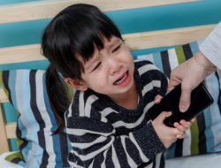 Penelitian: Bahaya Anak Terlalu Dini Pegang HP – Ganggu Tidur dan Kesehatan Mental