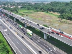 Arus balik mulai terasa, jalan layang MBZ penuh kendaraan ke Jakarta