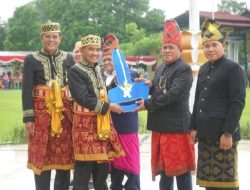 Pastikan Kesehatan Warga, Bupati Sumbawa Beri Ambulans ke Dua Desa Terpencil