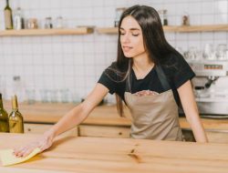 Orang yang Membersihkan Meja Dapur, Ini 9 Ciri Kepribadian Menurut Psikologi