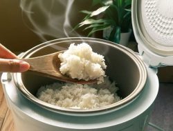 7 Kebiasaan yang Menyebabkan Rice Cooker Bau Saat Memasak Nasi