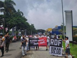 Warga JGC Demo Tolak Kerusakan Jalan Akibat RDF Rorotan