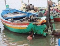 Nelayan Jateng Terpaksa Berhutang Karena Gelombang Tinggi 3 Meter