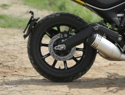 Mengapa Knalpot Motor Berbau Bensin? Ini Jawabannya