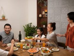 Orang yang Selalu Menunggu Semua Duduk Sebelum Makan Punya 7 Kepribadian Unik Ini