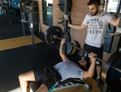 Panduan bench press: Manfaat, teknik, variasi