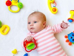 Panduan Pilih Mainan Bayi 0–6 Bulan dari Dokter Anak