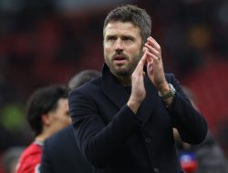 Michael Carrick Diminta Singkirkan Dua Bintang MU untuk Hindari Kesalahan Mengerikan