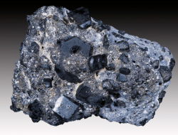 12 mineral hitam yang anggun dan menarik