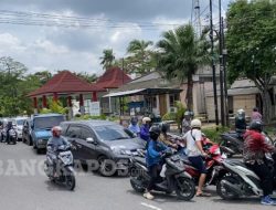 Kendaraan Membludak di SPBU Sungailiat Akibat Kekurangan BBM Imbas Konflik Iran-AS