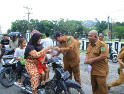 Momentum Berbuka, Bupati Biak Numfor Bagikan Takjil ke Jalan