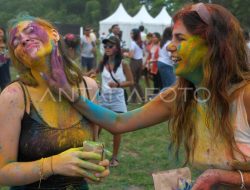 Memperingati musim semi, Holi meriah di Bali