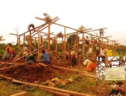 Tanpa Bantuan, Warga Manusela Bangun Sekolah Sendiri