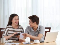 6 tips mengatur keuangan pasangan boros