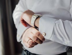 Mengapa Pria Sering Menggulung Lengan Kemeja? Ini Maknanya