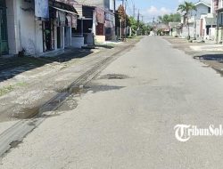 Warga Dagen Karanganyar Perbaiki Jalan Rusak Sendiri demi Salat Id