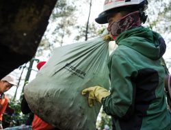 EIGER Bersihkan 6 Ton Sampah di Puncak