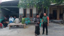 Anak Joko Azan di Pinggir Lubang Jenazah Saat Pemakaman Korban Helikopter di Klaten