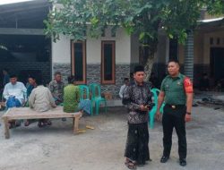 Anak Joko Azan di Pinggir Lubang Jenazah Saat Pemakaman Korban Helikopter di Klaten
